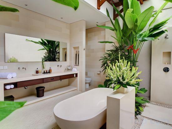 8 BEDROOM POOL VILLA.