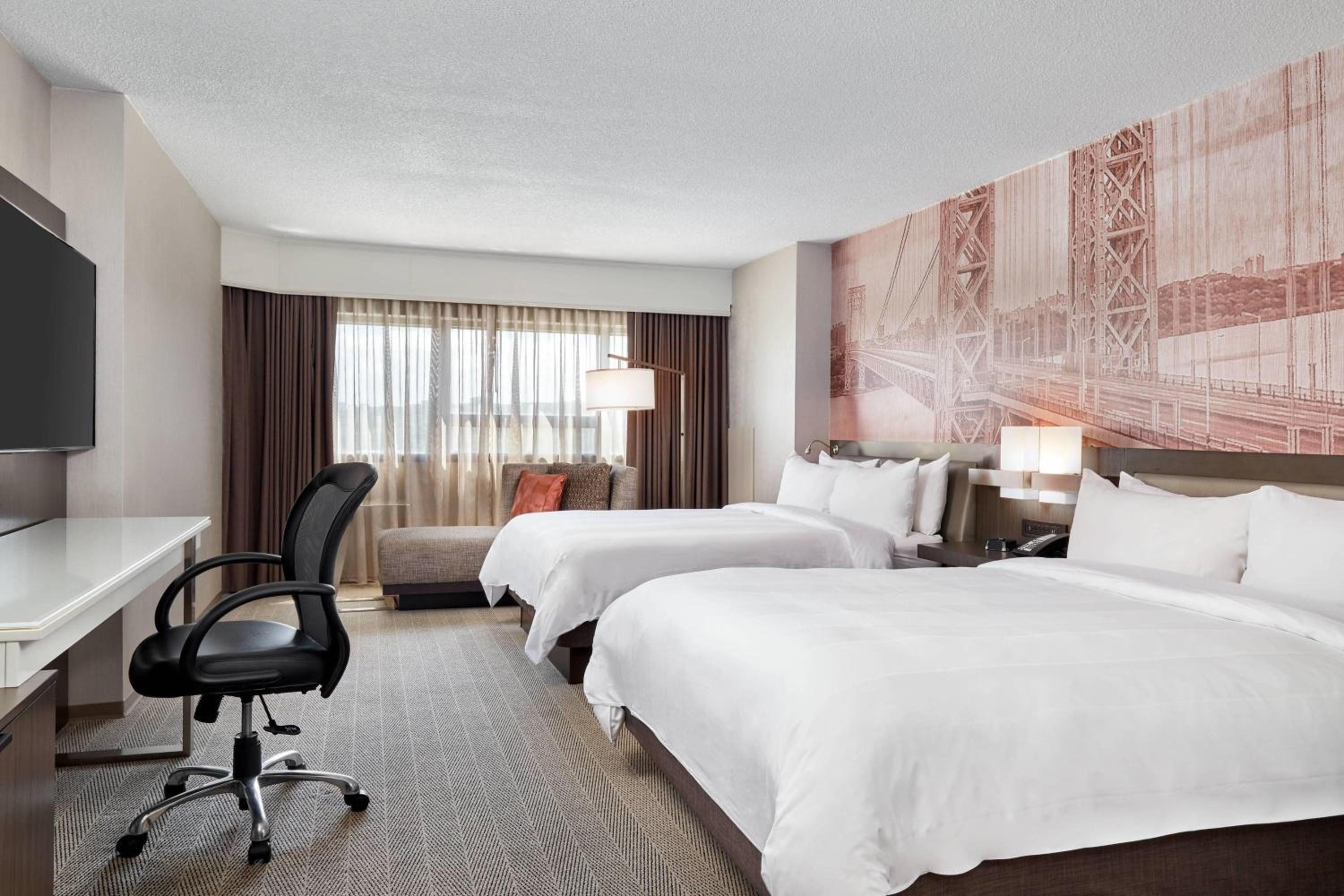 Guest Room, 2 Queen Beds, Club Lounge Access