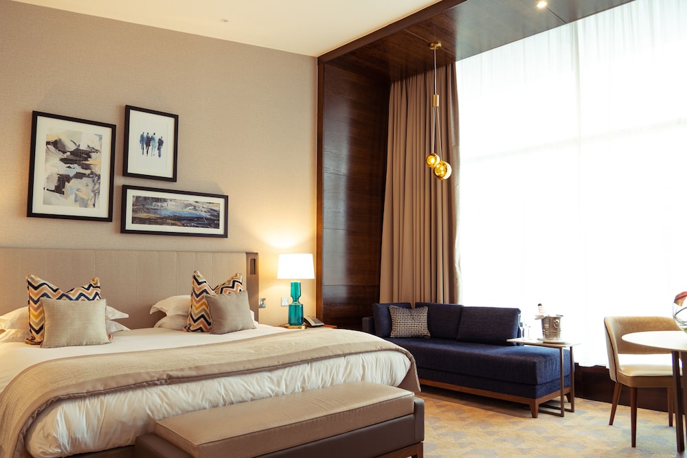 EXECUTIVE, KING BED