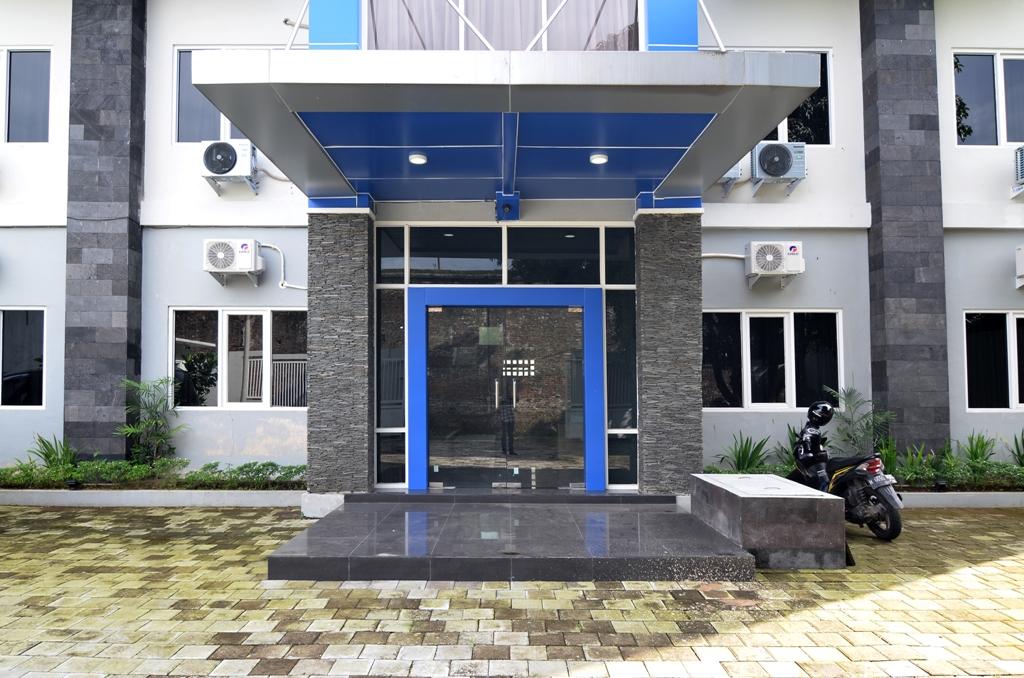 Reddoorz Plus Near Museum Keraton Surakarta 14/16