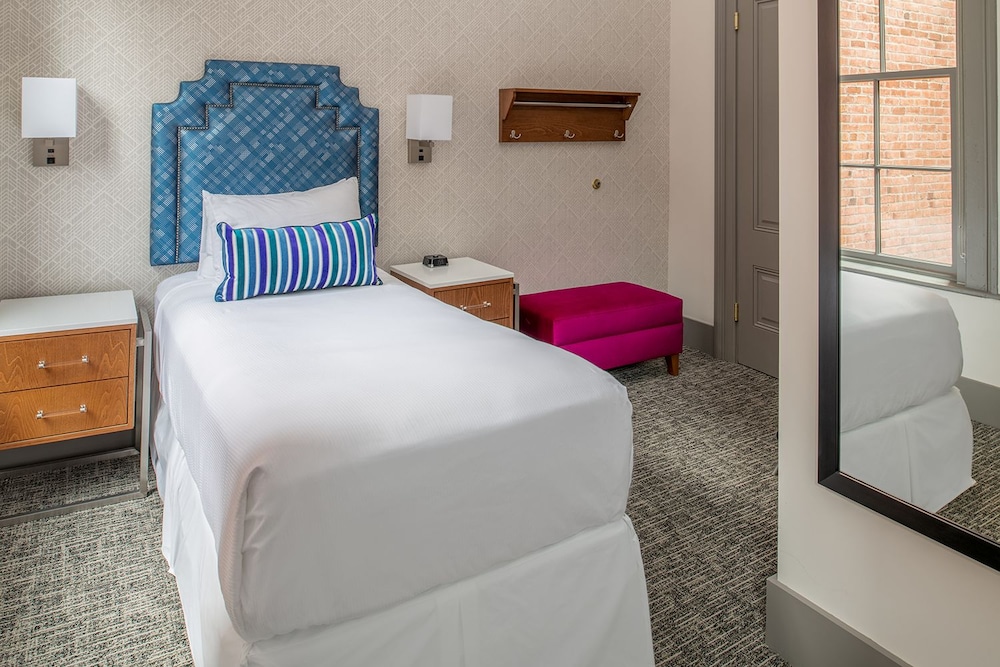 Harlow Hotel 7/53