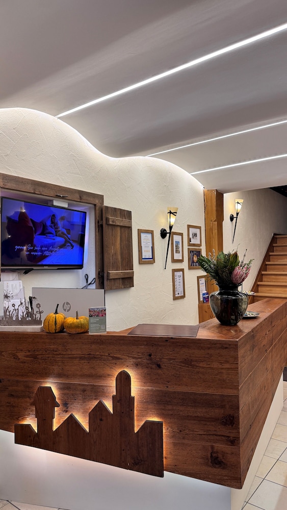Lobby at Altstadtmittehotel Sonne, DINKELSBUEHL