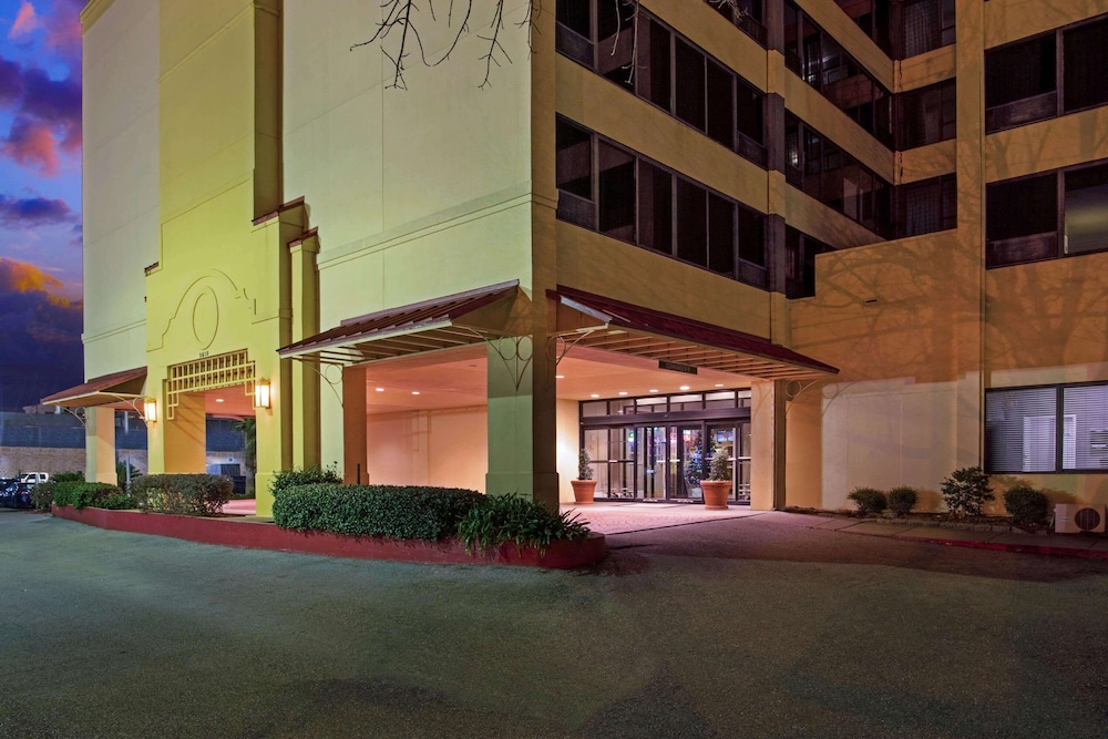 La Quinta Inn Suites New Orleans Airport 9/50