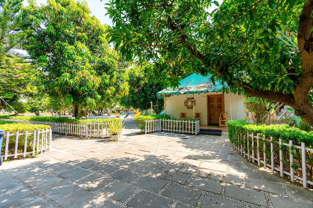 SAAVAJ RESORT 32/36