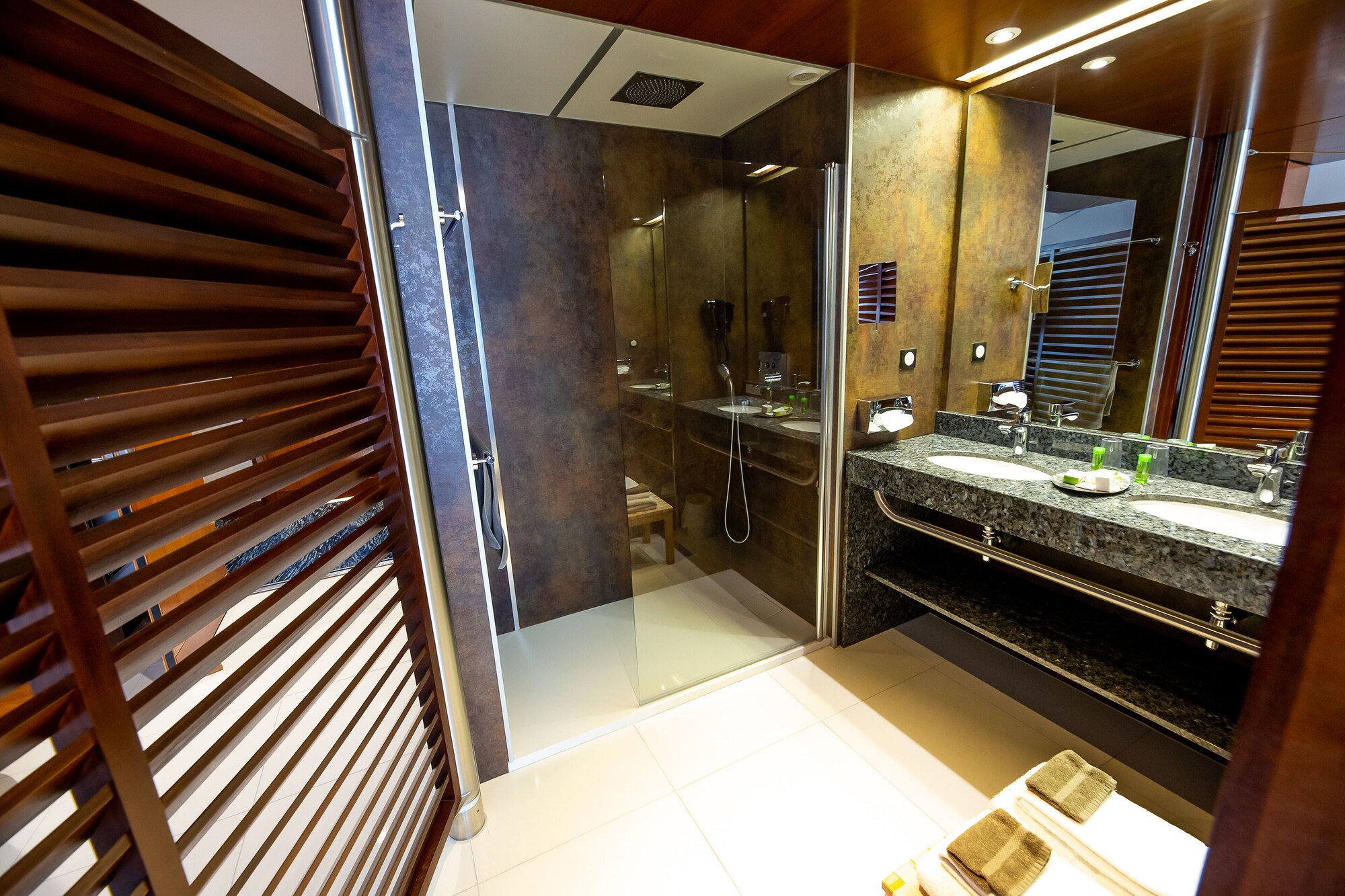 غرفة سوبيريور بسريرين منفصلين بإطلالة على المرسى، HOTEL LE GRAND PAVOIS 7/7