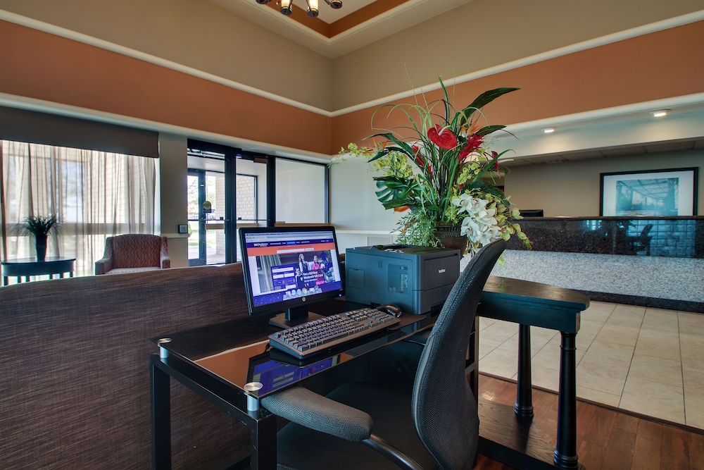 Best Western East Towne Suites 33/42