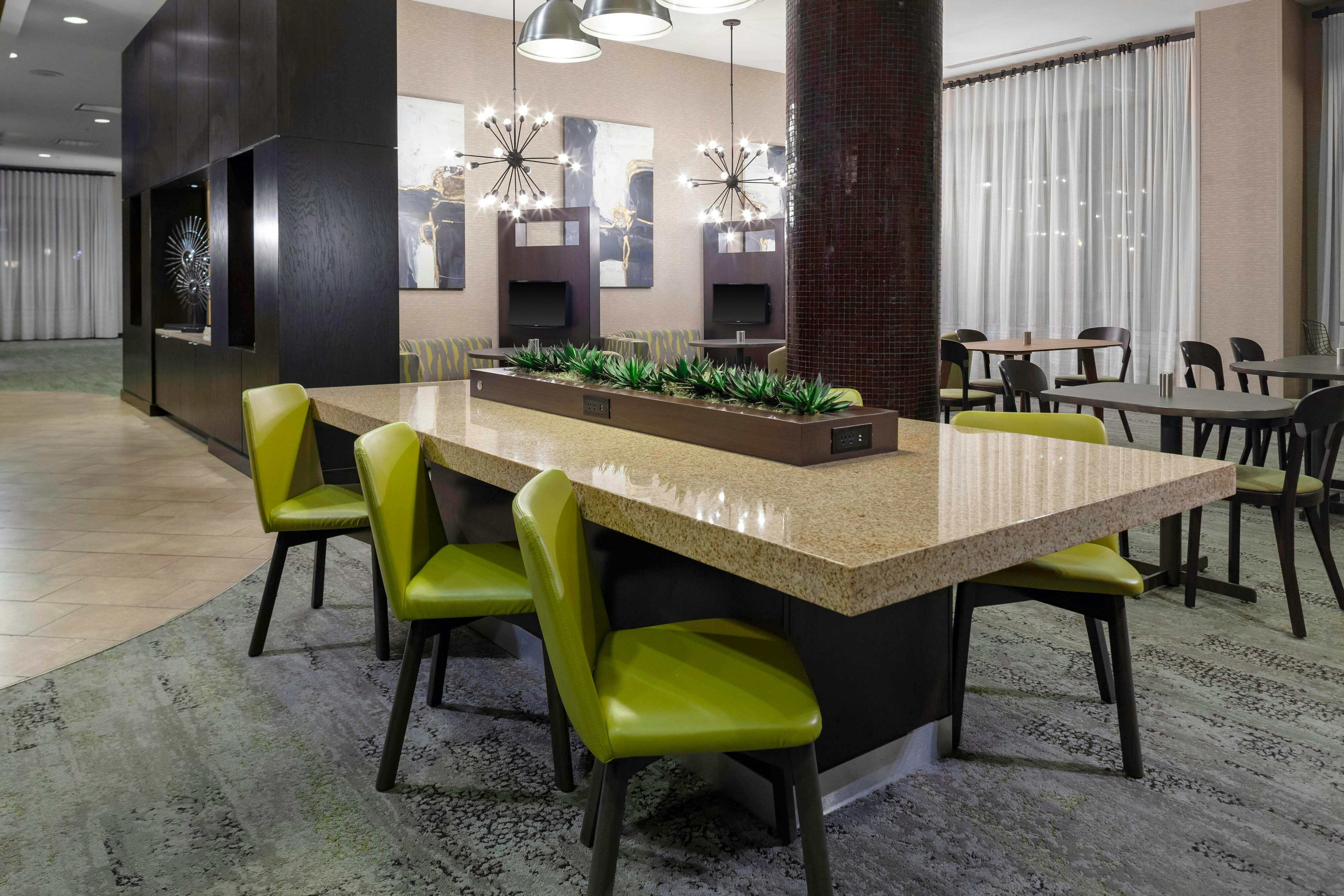 Courtyard By Marriott Downtown Memphis 18/27