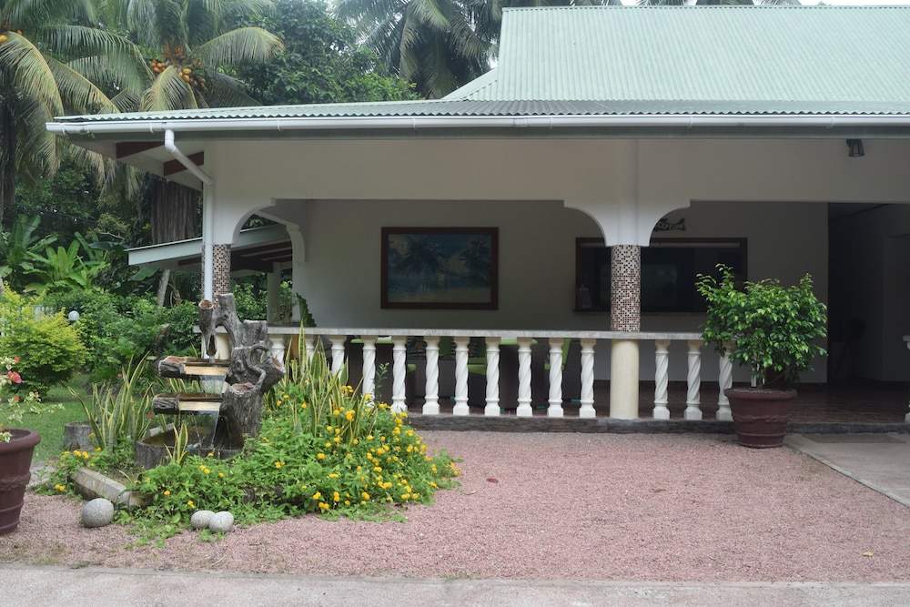 BAMBOO CHALETS 2/39