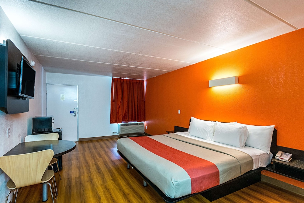 Motel6 Cleveland, TX 18/44