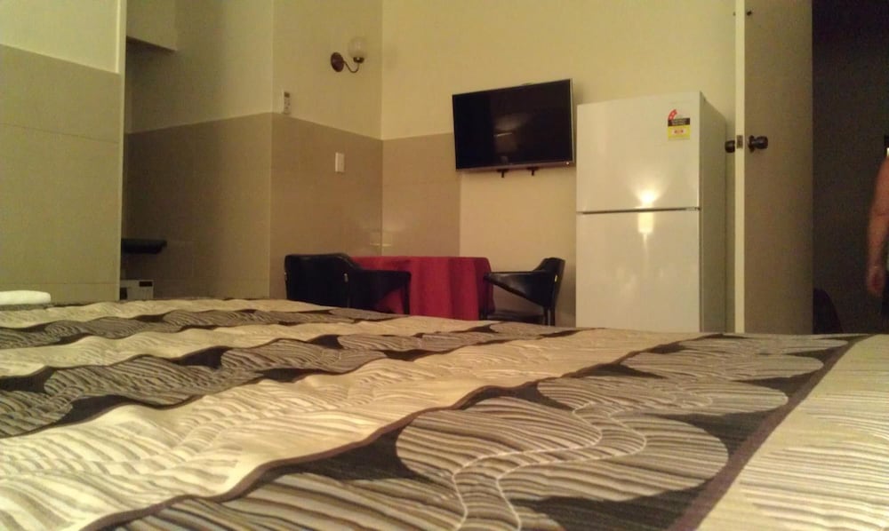 AVALON MOTEL 30/45