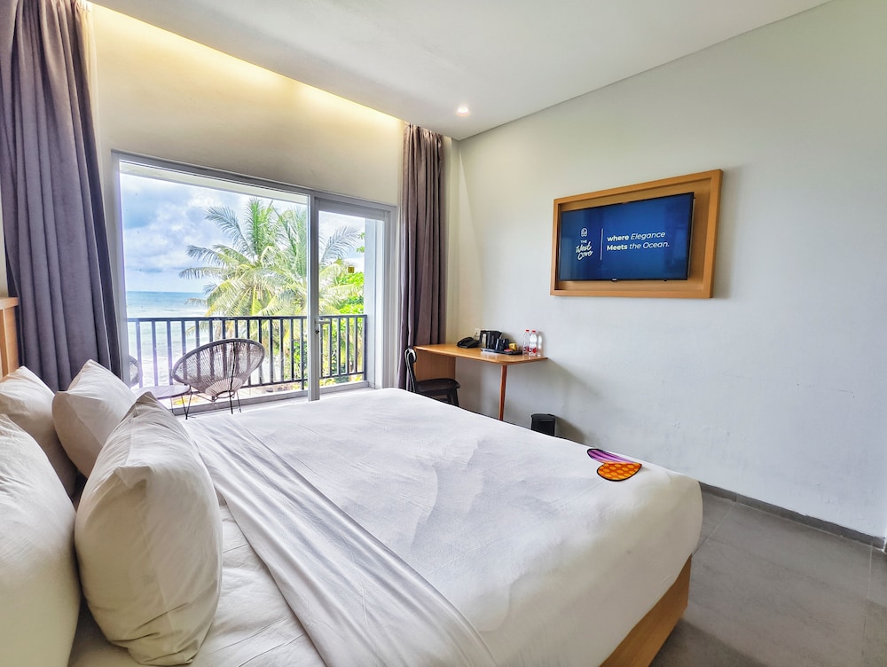 MaxOneHotels.com at Anyer 8/42