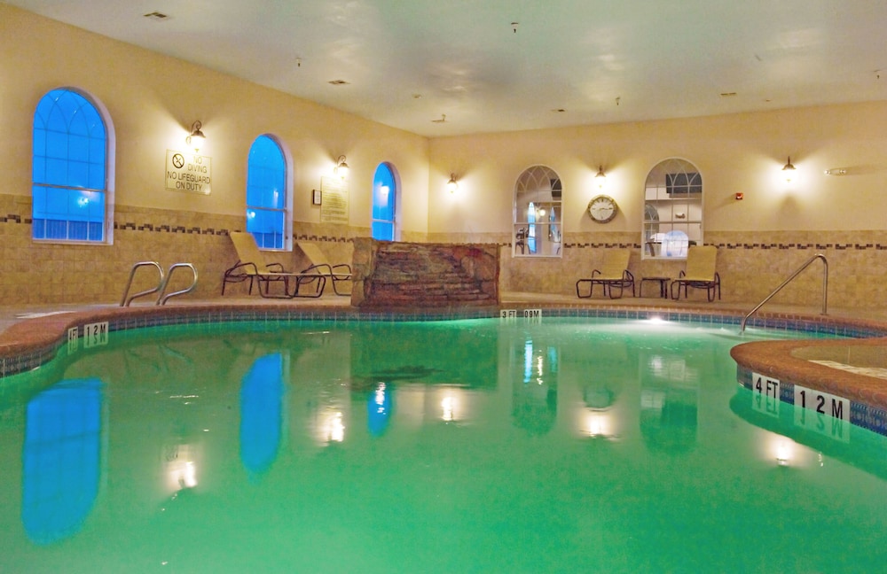 Holiday Inn Express Suites Levelland 24/46