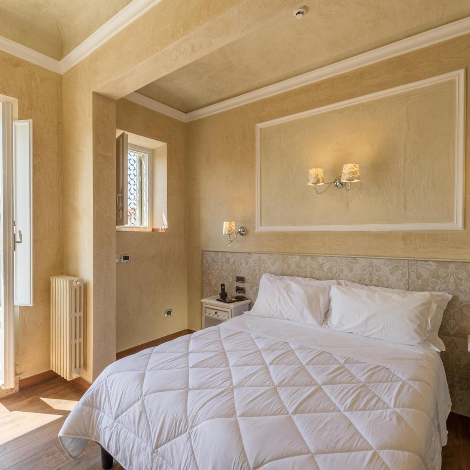 ROOM, DOUBLE OR TWIN BED