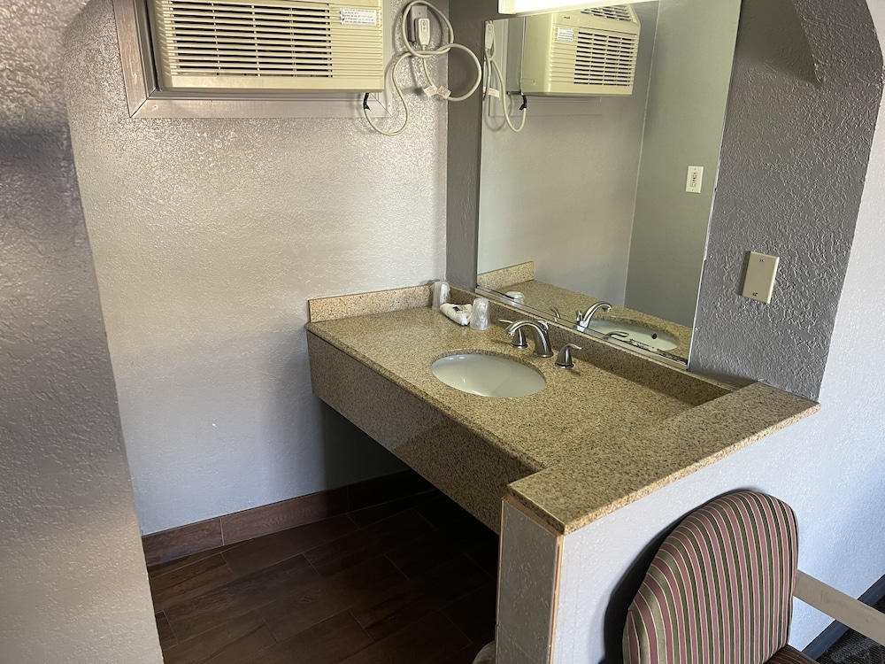 Sands Motel 24/28