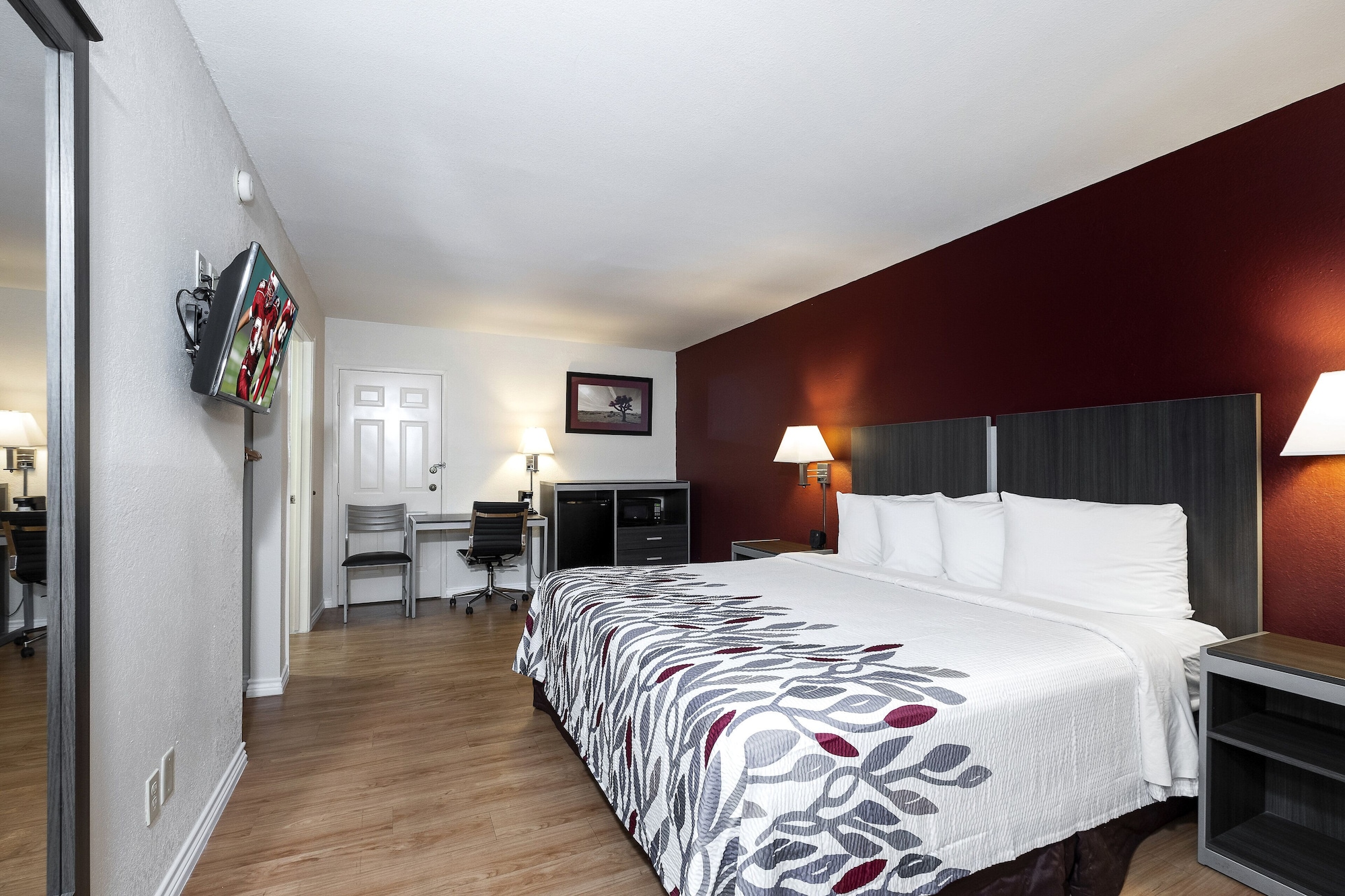 NON-SMOKING DELUXE 1 KING BED, MICRO-FRIDGE