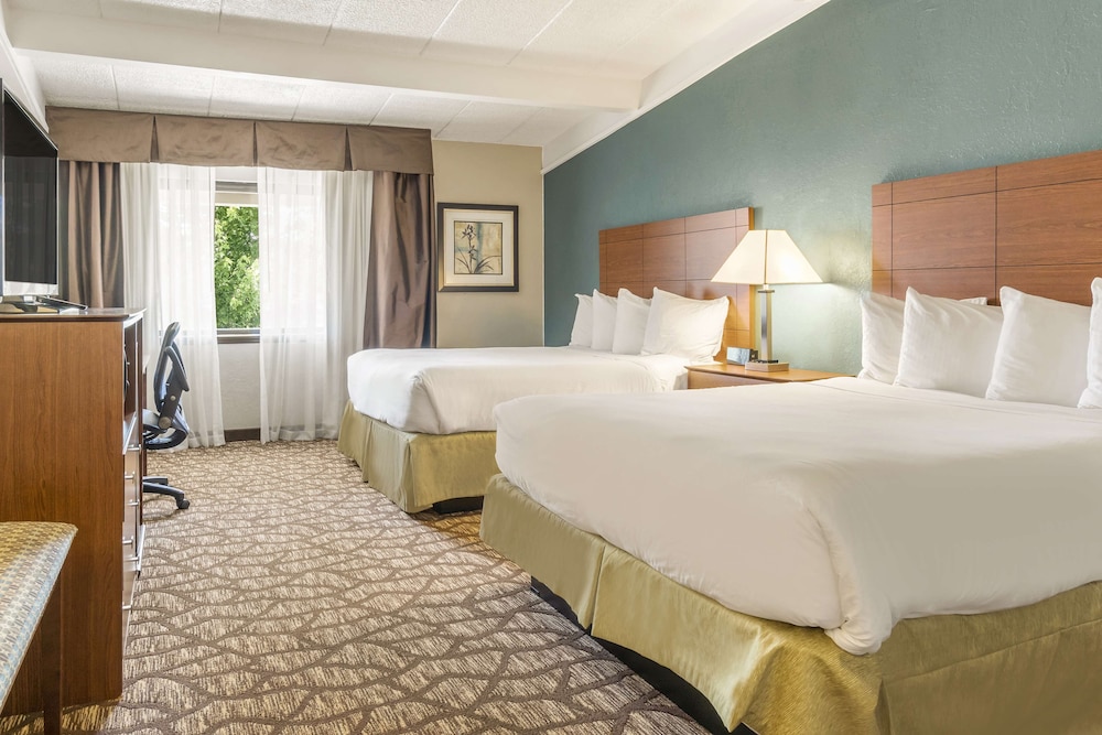 AmericInn by Wyndham Grand Rapids Airport North 25/62
