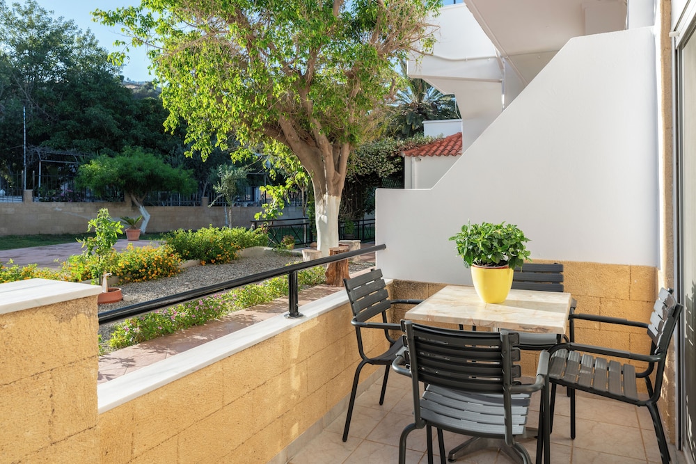 Vlycha Beach Studios & Apartments 53/71