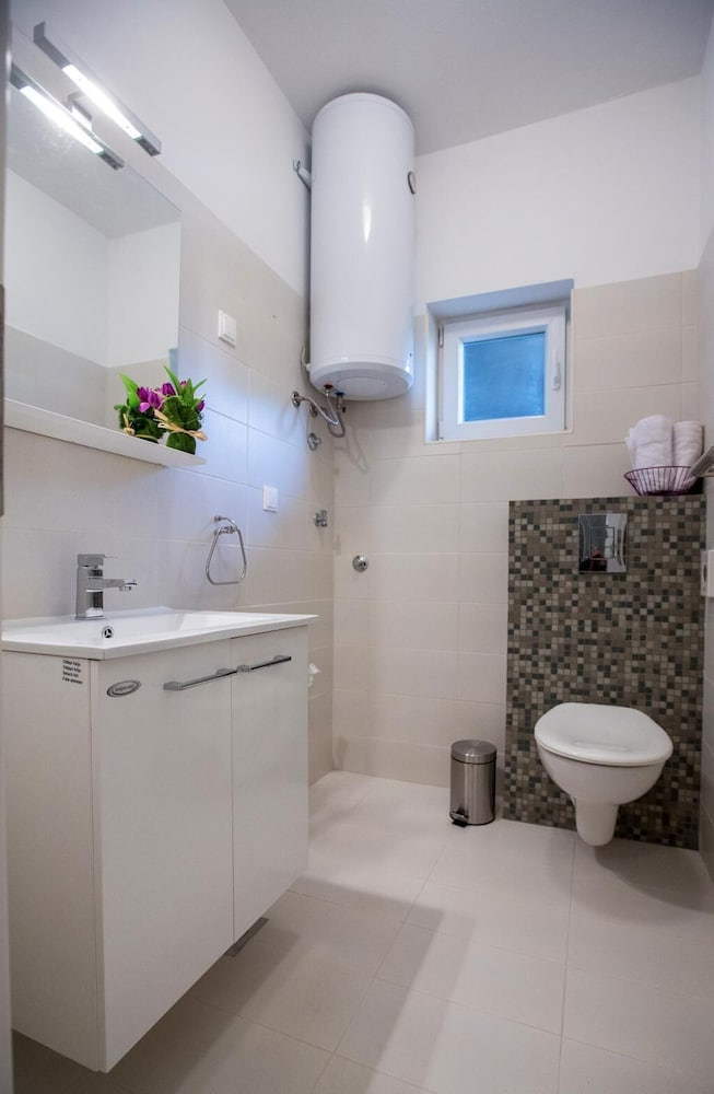 APARTMENTS VILLA ROZA 66/67