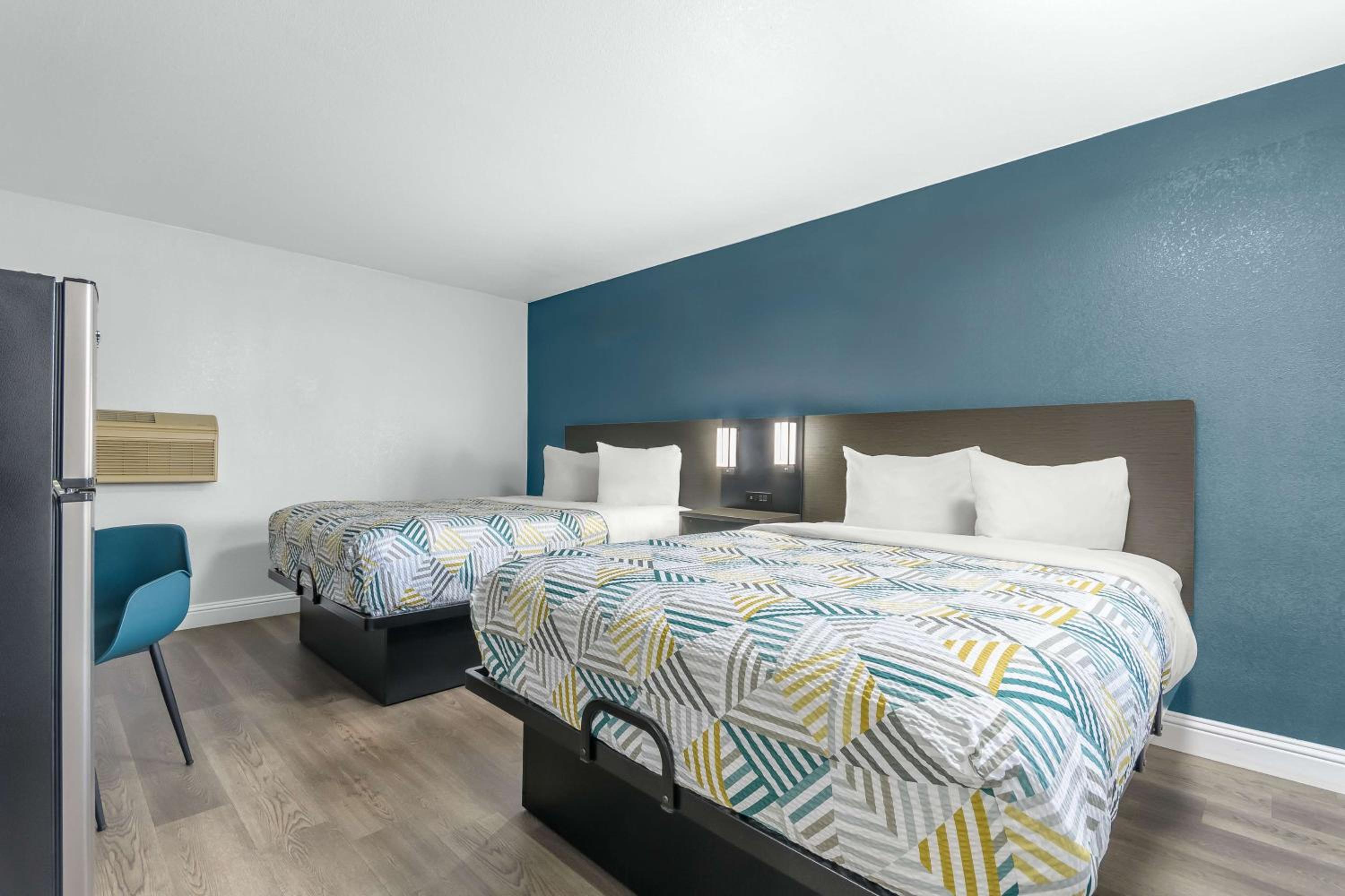 2 Queen Beds - Mobil Access Tub Nsmk Micfridg