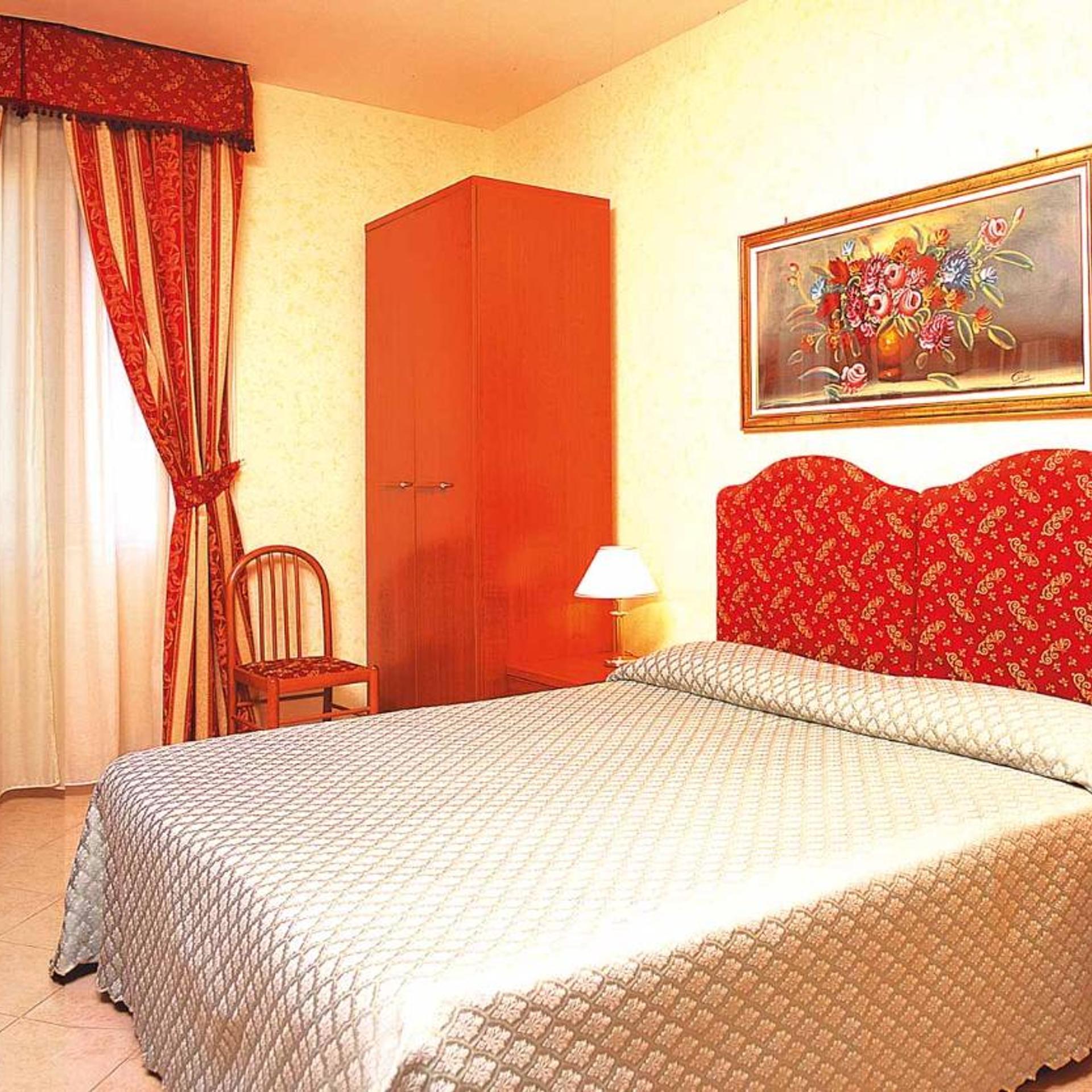 ROOM, DOUBLE BED