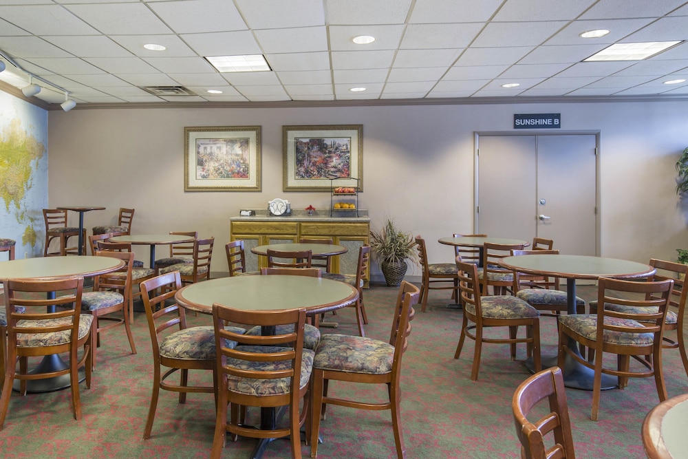 Lamplighter Inn Suites South 43/51