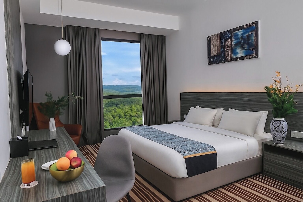 Deluxe, 2 King Beds, Nature View