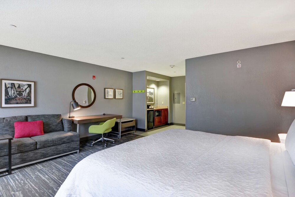 Hampton Inn Suites Newark Harrison Riverwalk 18/60