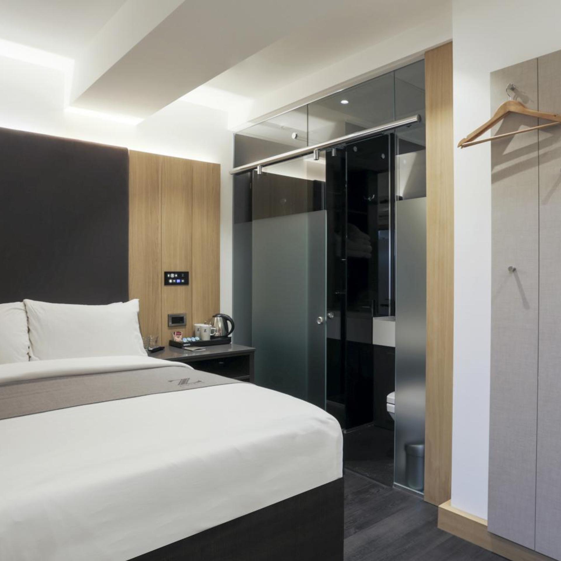ROOM, DOUBLE BED, NO WINDOW