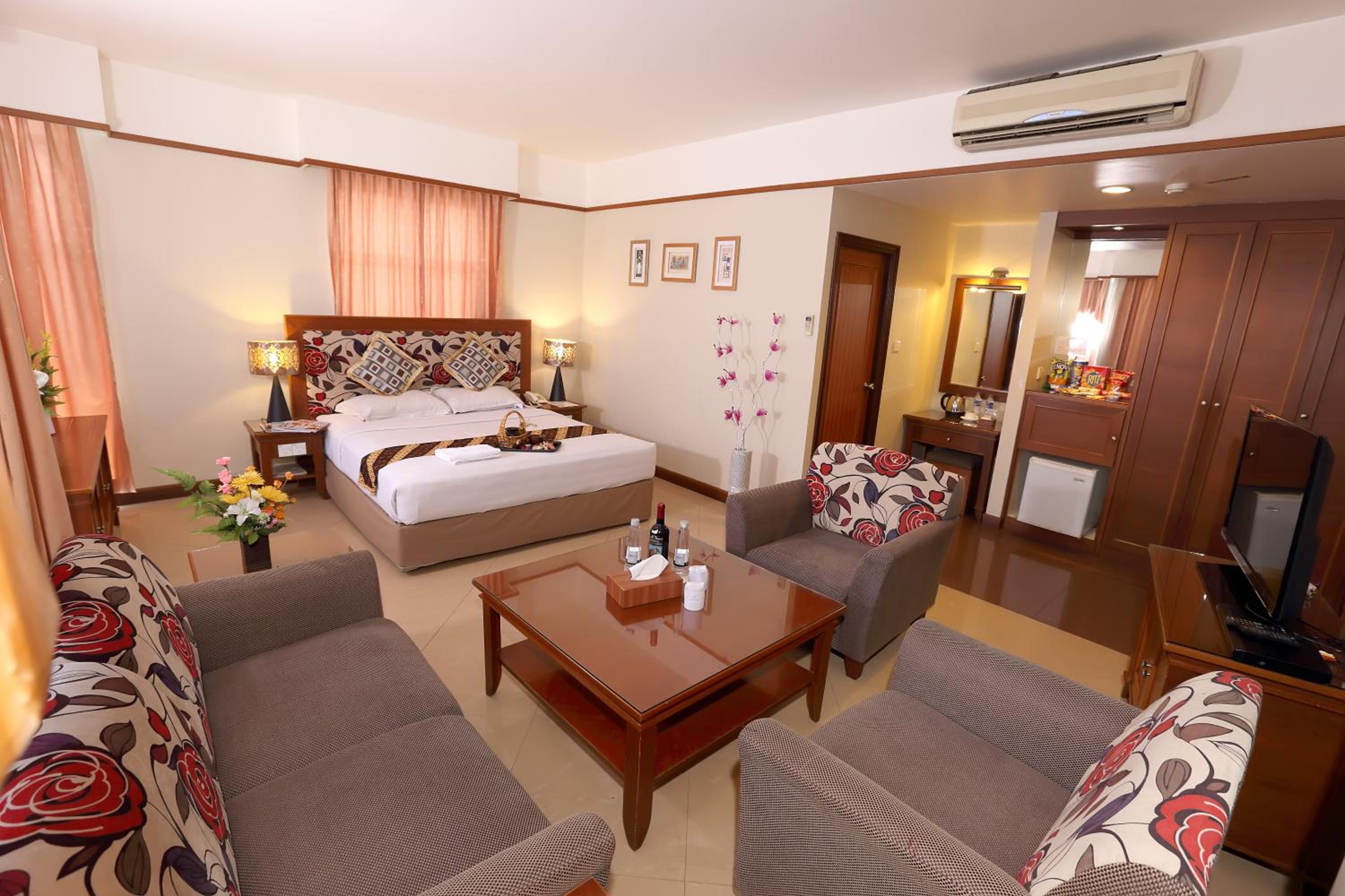 HOTEL MAXIMILLIAN 34/55