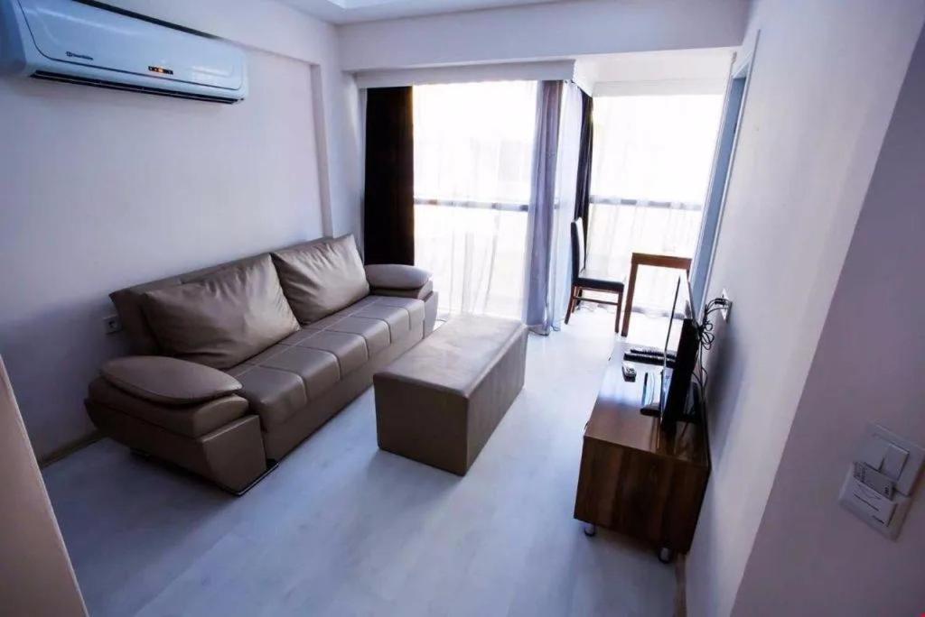 Smyrna Homes & Suits 18/33