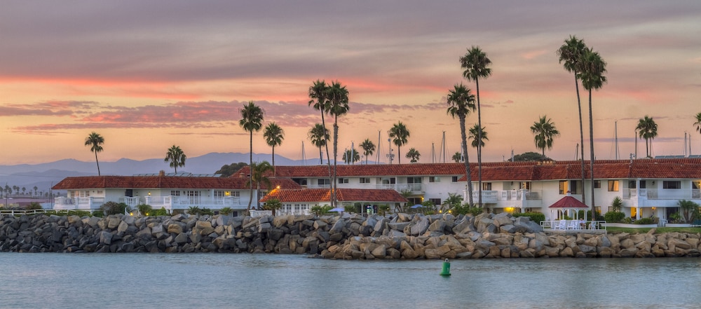 Oceanside Marina Suites 34/43
