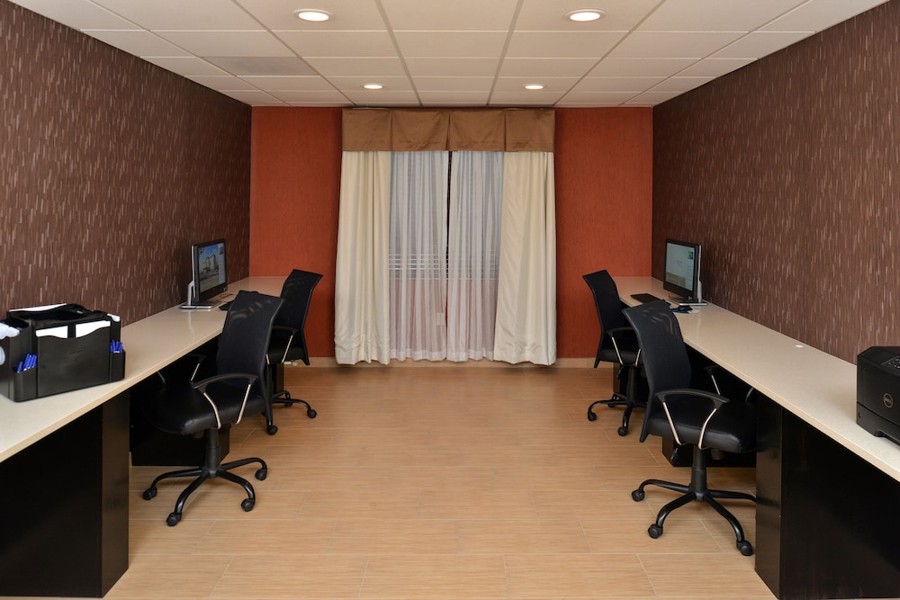 Holiday Inn Express and Suites Peekskill-Lower Hudson Valley 50/55