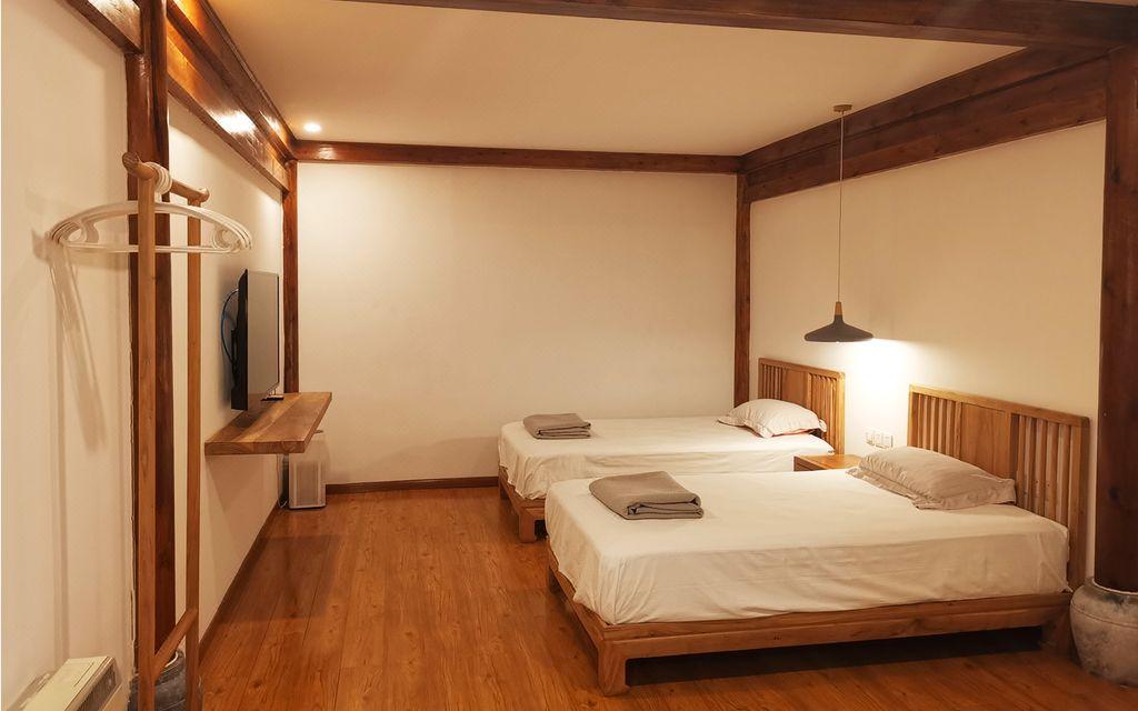 Room, Twin Beds, No Window