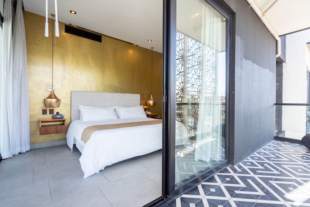 SUITE, BALCONY