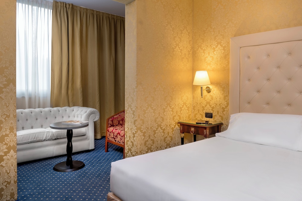 FAMILY SUITE, KING BED, SOFA