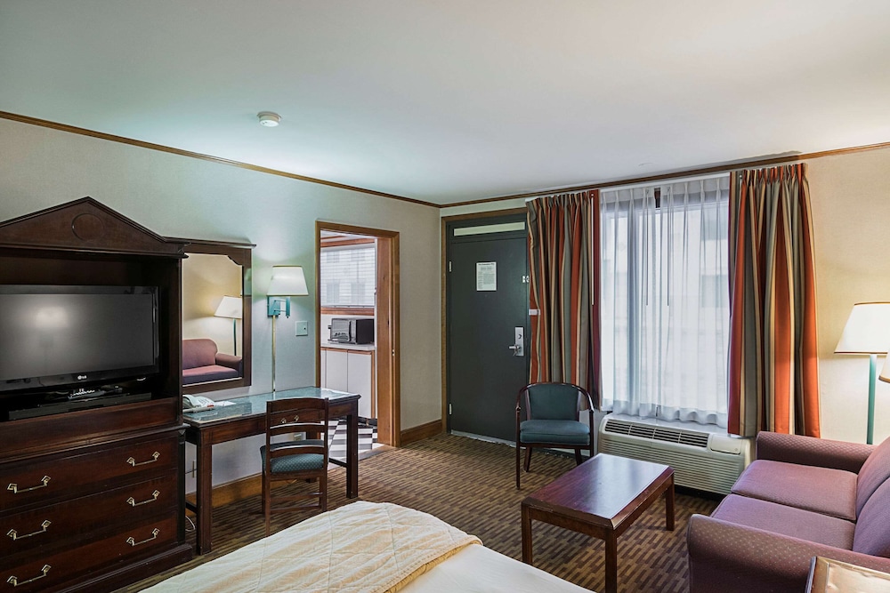 Skyways Hotel New Castle, DE 21/27