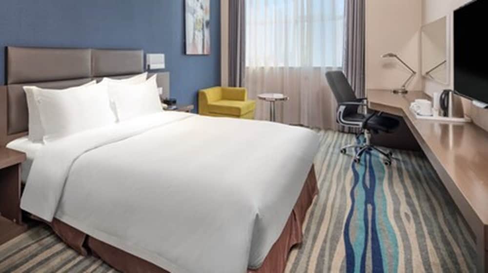 Standard, Queen Bed, Atrium View