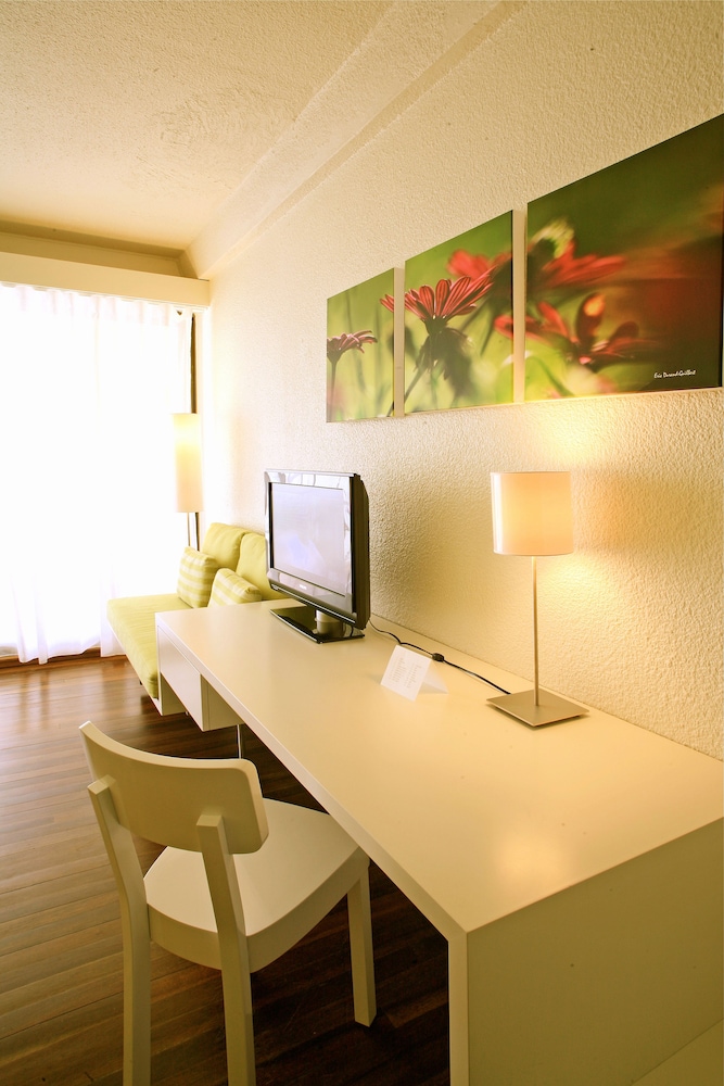 Holland House Beach Hotel 36/45