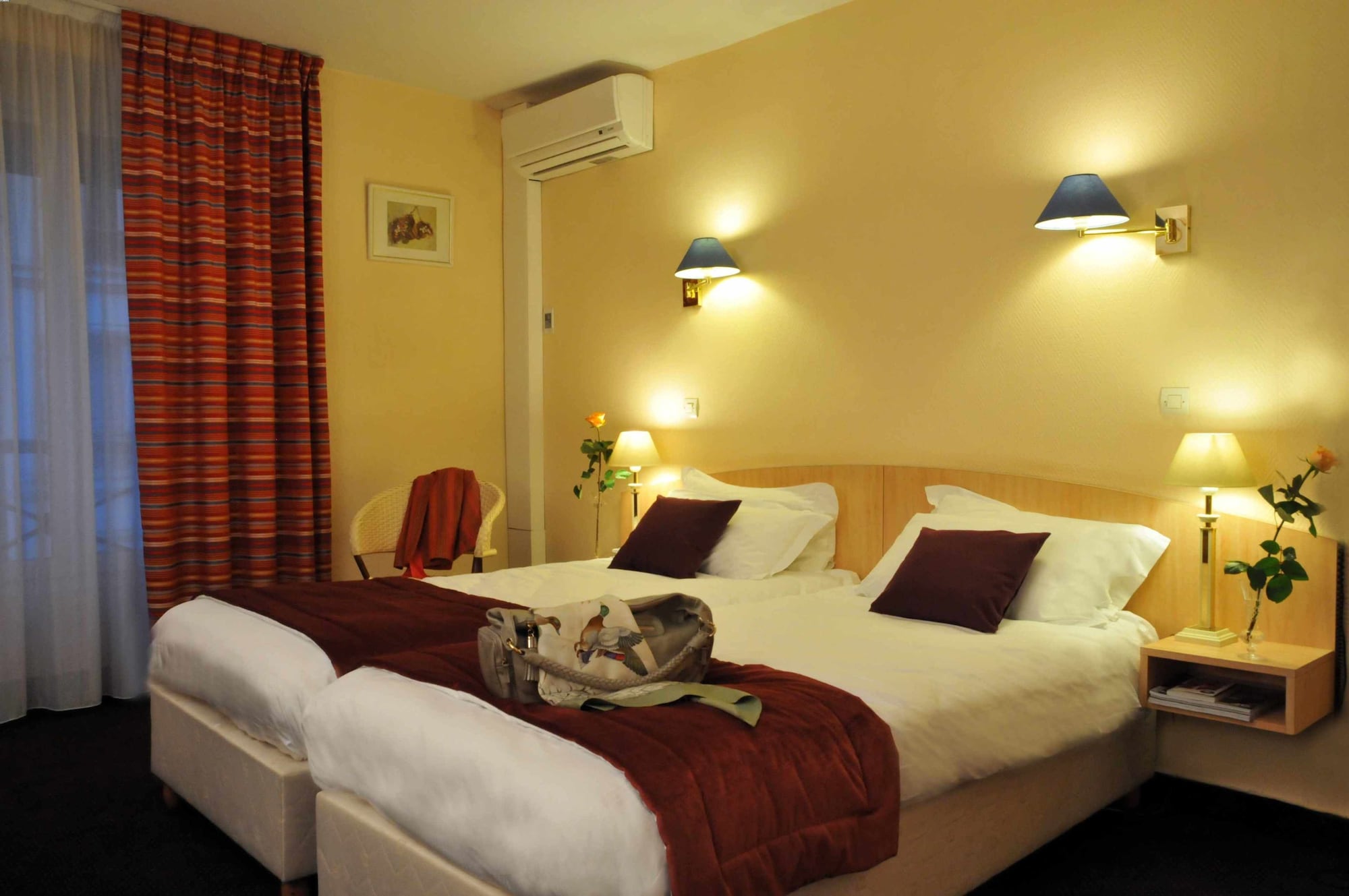 CLUB, TWIN BEDS