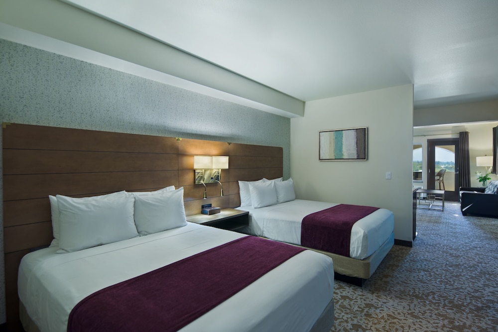 SUITE, 2 QUEEN BEDS, BALCONY, KITCHENETTE