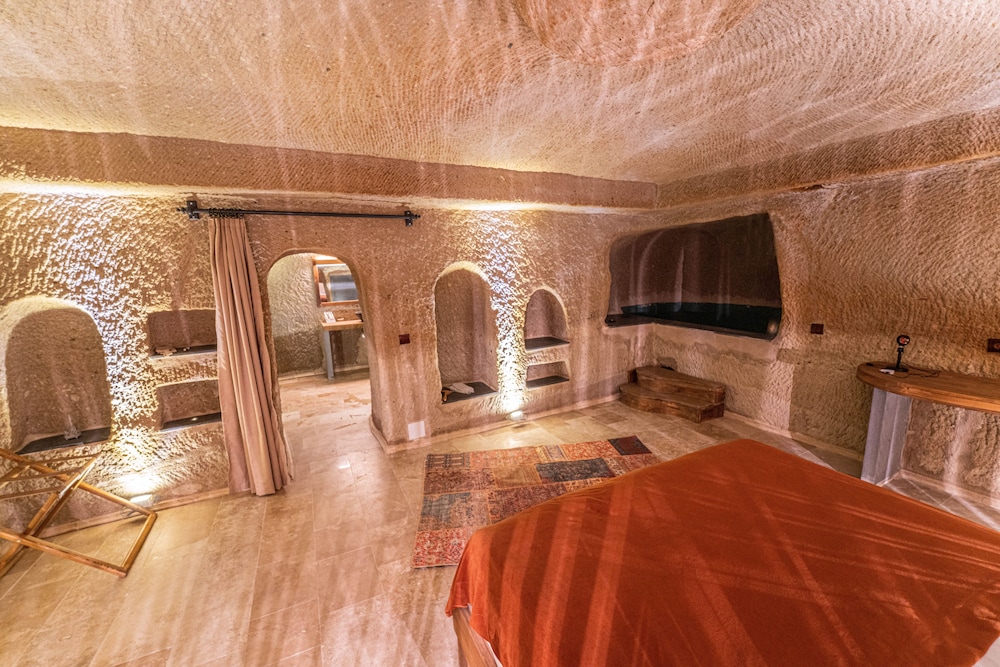 Alice in Cappadocia 15/46