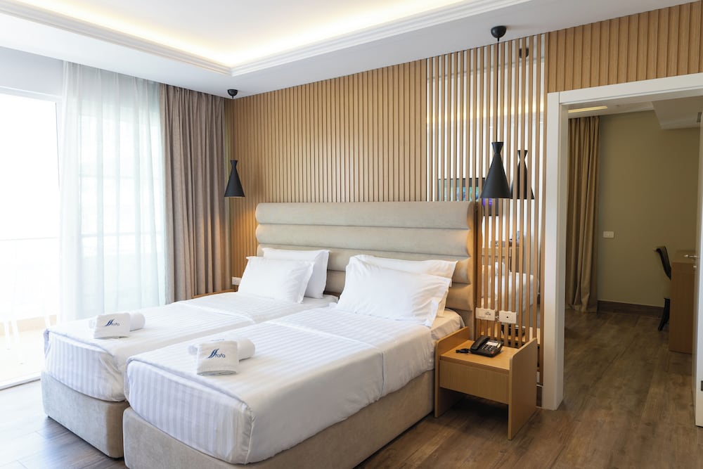 DELUXE, TRIPLE, SEA VIEW
