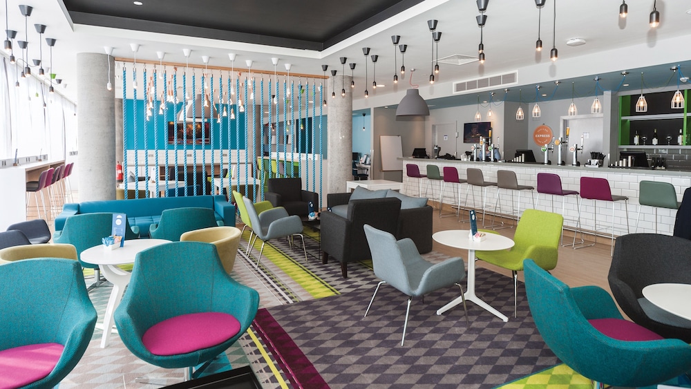 Holiday Inn Express Aberdeen Airport 44/72