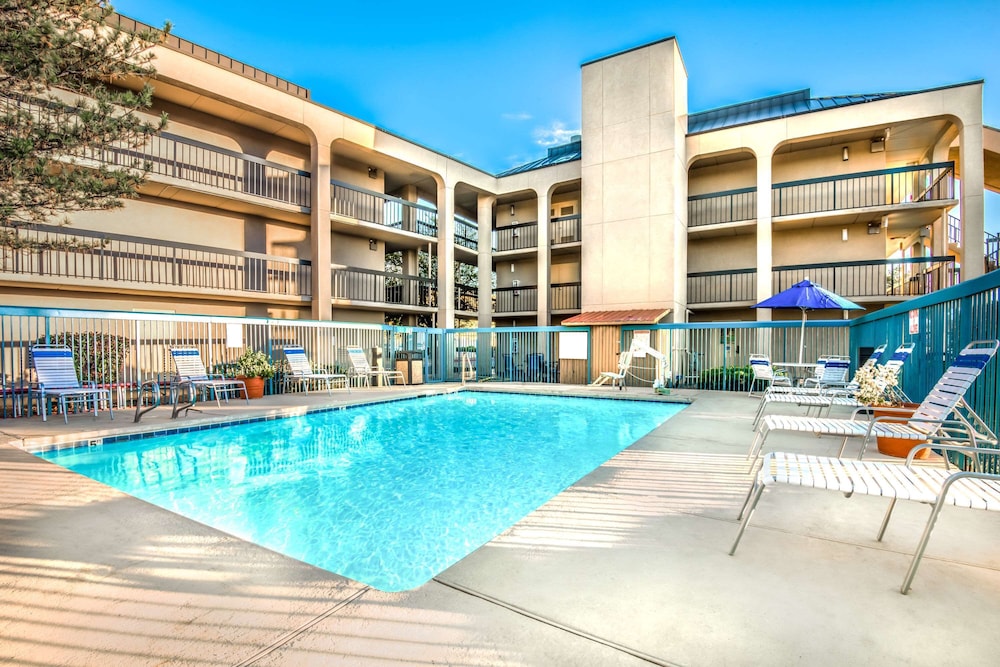 Days Inn & Suites By Wyndham Albuquerque North 2/30