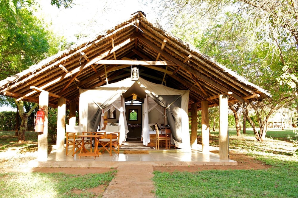 Voyager Ziwani Tented Camp 3/43