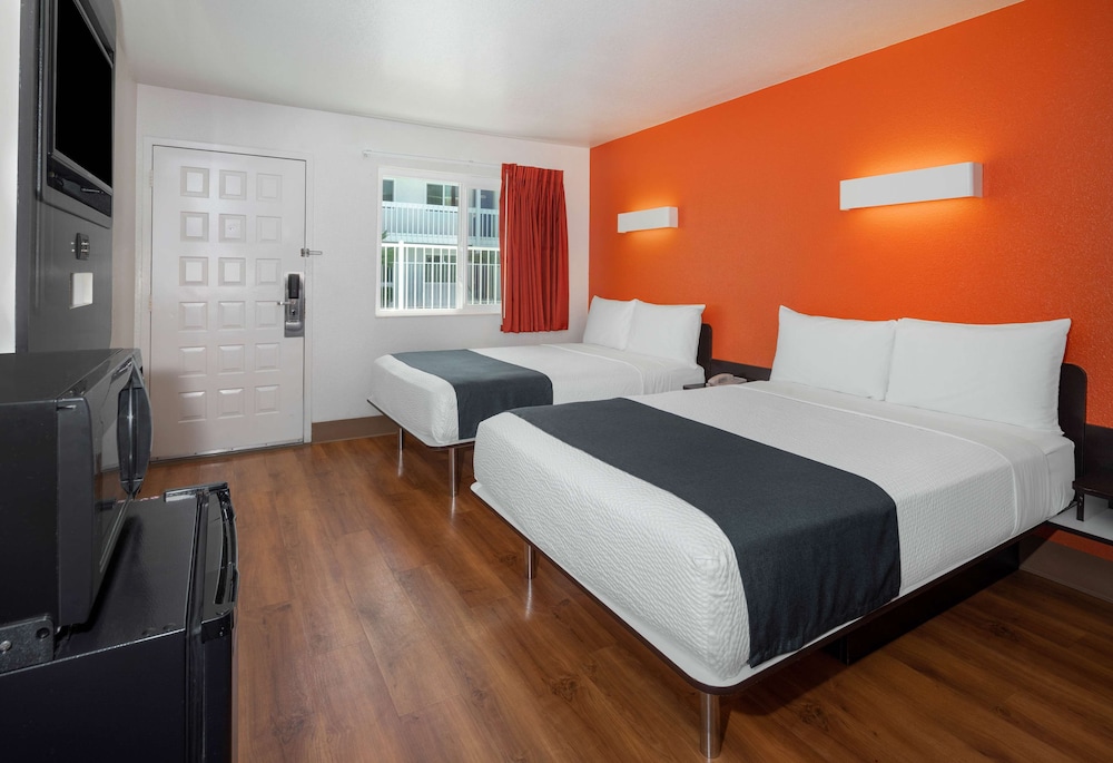 Motel6 Carpinteria CA Santa Barbara South 35/62