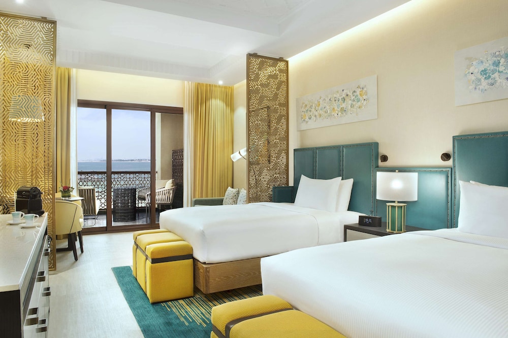 غرفة كلوب بسريرين كوين، Double Tree by Hilton Resort and Spa Marjan Island 2/6