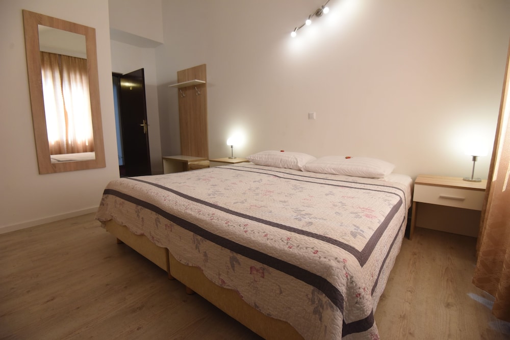 ROOM, TWIN BEDS