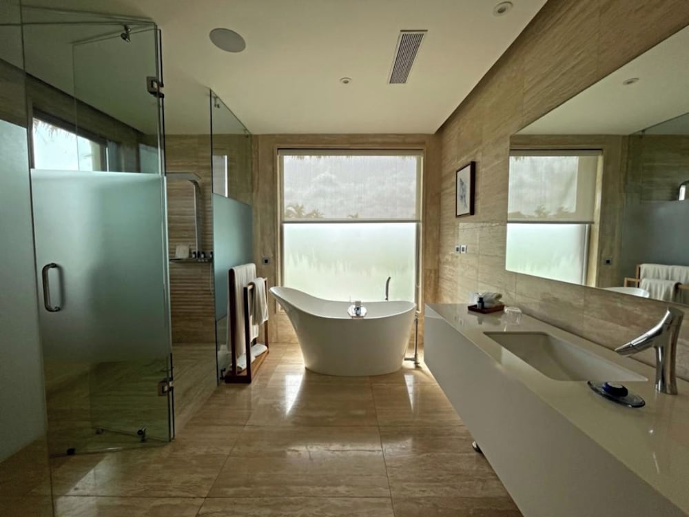 2 Bedrooms, Suite, 1 King and 2 Queen Beds, Beach Front، Eden Roc At Cap Cana 4/5