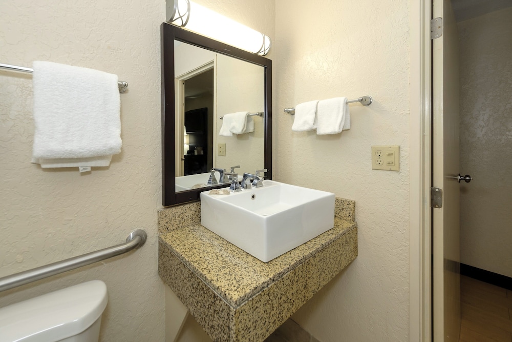 Red Roof Inn Jacksonville - Cruise Port 13/23